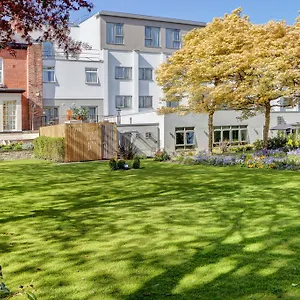 Western Pinewood Manchester Airport-wilmslow Apartahotel